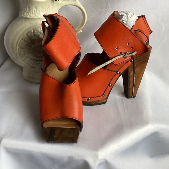 John Fluevog Faiths Rahab Blood Orange Platform Sandals - Picture 4 of 4